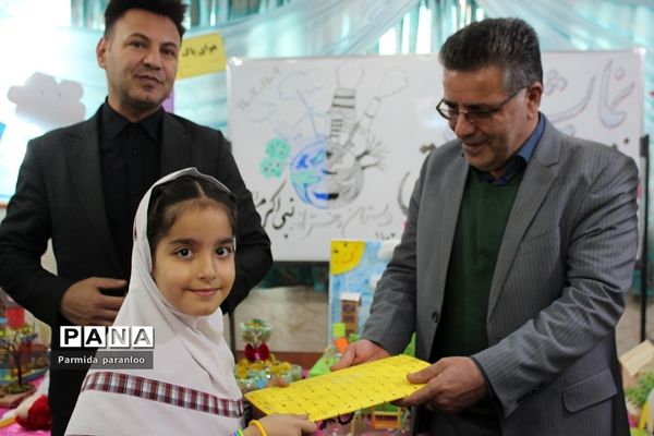 نواختن زنگ هوای پاک در مدرسه نبی‌اکرم یک بهارستان2