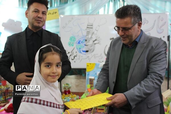 نواختن زنگ هوای پاک در مدرسه نبی‌اکرم یک بهارستان2