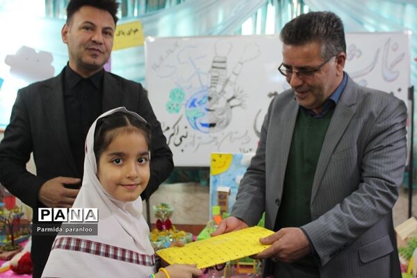 نواختن زنگ هوای پاک در مدرسه نبی‌اکرم یک بهارستان2
