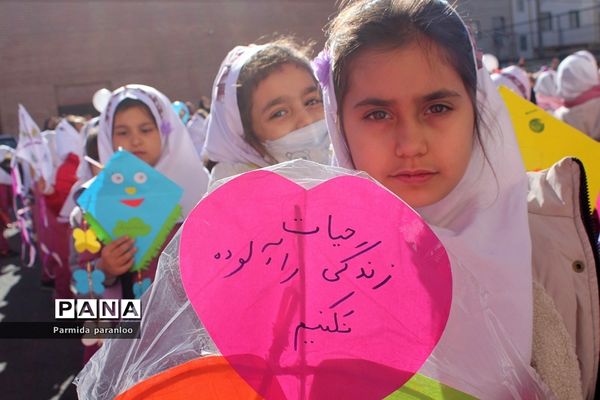 نواختن زنگ هوای پاک در مدرسه نبی‌اکرم یک بهارستان2