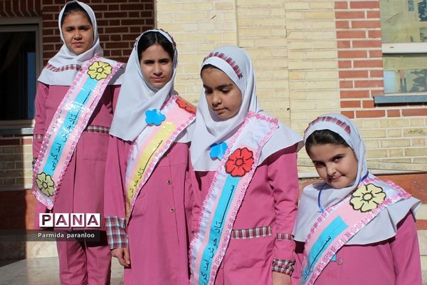 نواختن زنگ هوای پاک در مدرسه نبی‌اکرم یک بهارستان2