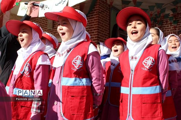 نواختن زنگ هوای پاک در مدرسه نبی‌اکرم یک بهارستان2