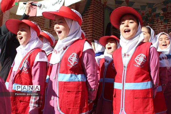 نواختن زنگ هوای پاک در مدرسه نبی‌اکرم یک بهارستان2