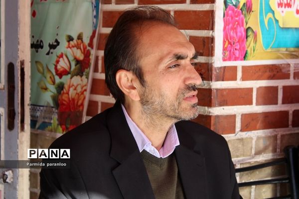 نواختن زنگ هوای پاک در مدرسه نبی‌اکرم یک بهارستان2