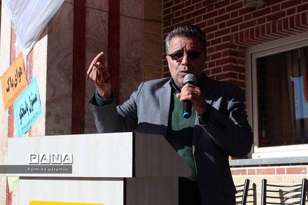 نواختن زنگ هوای پاک در مدرسه نبی‌اکرم یک بهارستان2