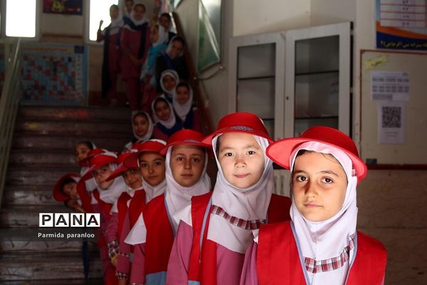 نواختن زنگ هوای پاک در مدرسه نبی‌اکرم یک بهارستان2