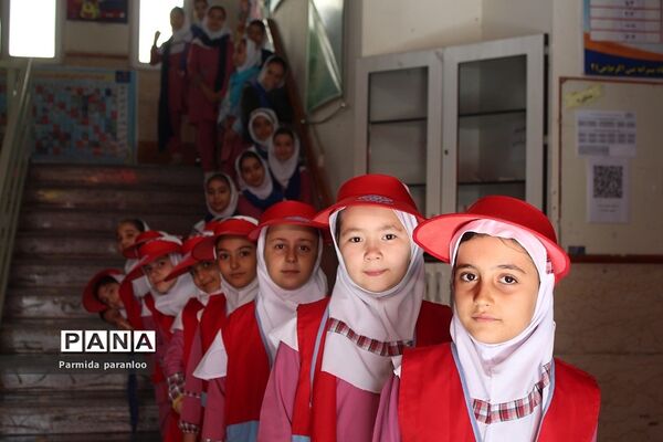 نواختن زنگ هوای پاک در مدرسه نبی‌اکرم یک بهارستان2