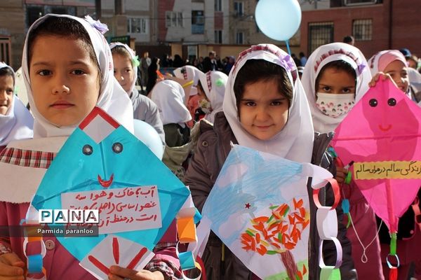 نواختن زنگ هوای پاک در مدرسه نبی‌اکرم یک بهارستان2