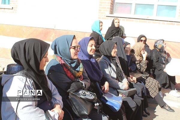نواختن زنگ هوای پاک در مدرسه نبی‌اکرم یک بهارستان2