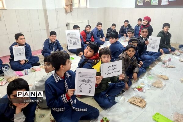 مراسم صبحانه سالم و نان‌های سنتی در هفته بسیج ملی تغدیه در دبستان هموطن یک رودهن