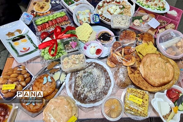 مراسم صبحانه سالم و نان‌های سنتی در هفته بسیج ملی تغدیه در دبستان هموطن یک رودهن