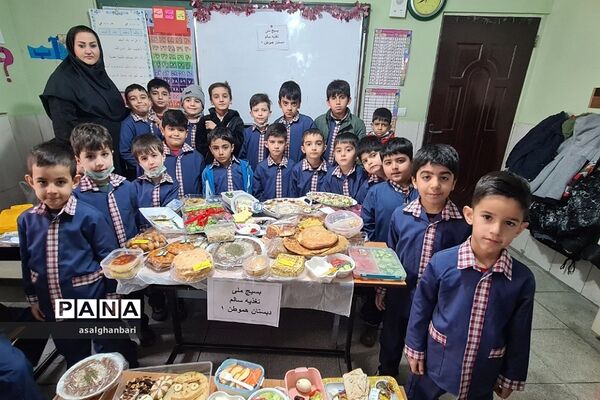 مراسم صبحانه سالم و نان‌های سنتی در هفته بسیج ملی تغدیه در دبستان هموطن یک رودهن