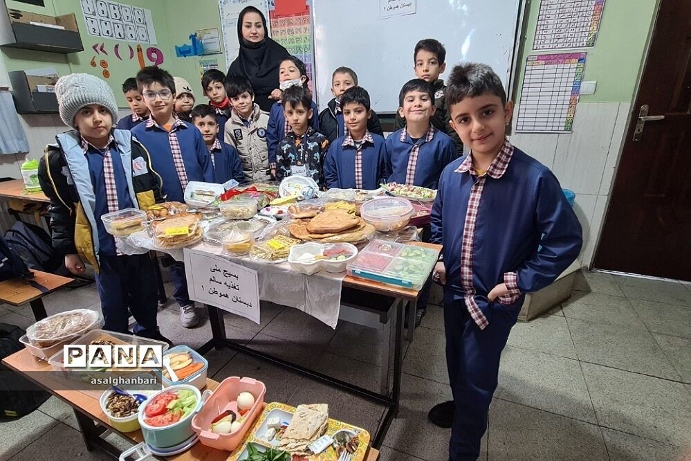مراسم صبحانه سالم و نان‌های سنتی در هفته بسیج ملی تغدیه در دبستان هموطن یک رودهن