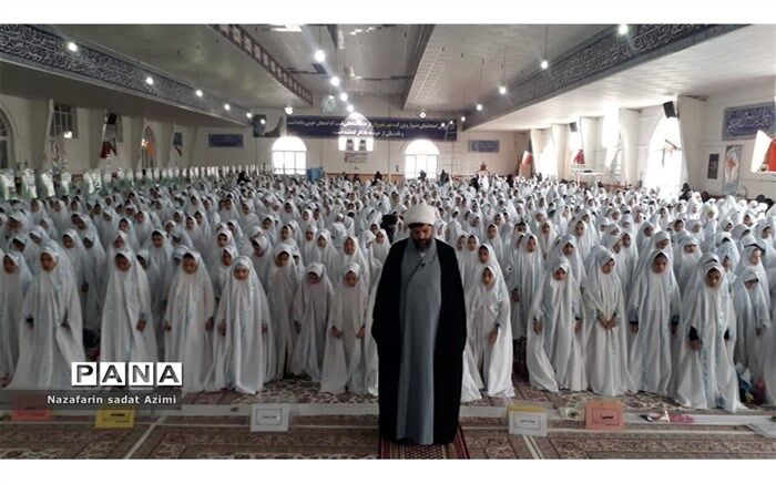 جشن عبادت دانش‌آموزان کلاس سومی شهرستان شیروان‌/ فیلم