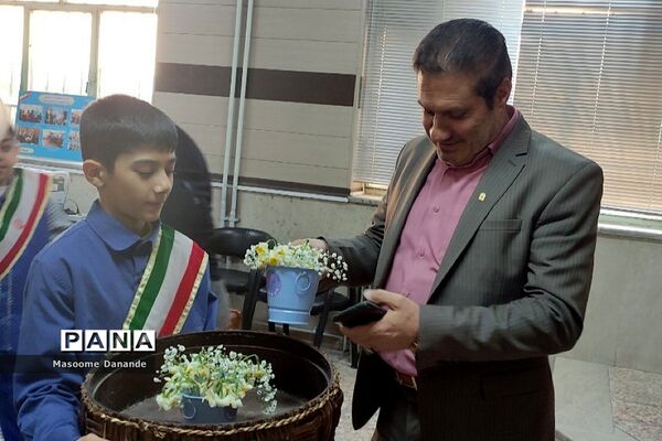 اهدای گل به کارکنان اداره آموزش و پرورش ناحیه یک شهرری به‌مناسبت هفته هوای پاک