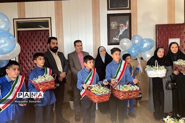 اهدای گل به کارکنان اداره آموزش و پرورش ناحیه یک شهرری به‌مناسبت هفته هوای پاک