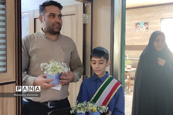 اهدای گل به کارکنان اداره آموزش و پرورش ناحیه یک شهرری به‌مناسبت هفته هوای پاک