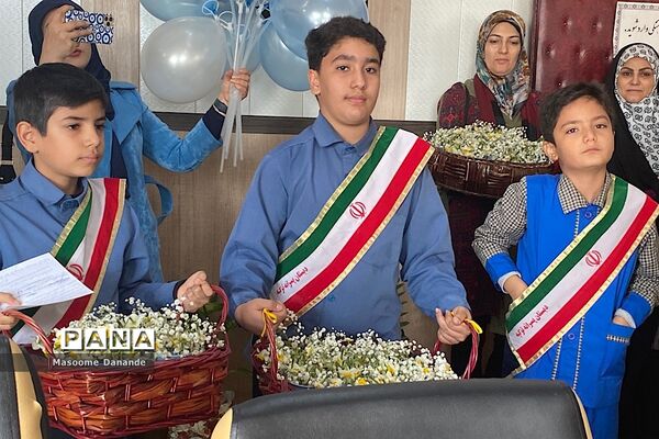 اهدای گل به کارکنان اداره آموزش و پرورش ناحیه یک شهرری به‌مناسبت هفته هوای پاک