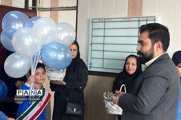 اهدای گل به کارکنان اداره آموزش و پرورش ناحیه یک شهرری به‌مناسبت هفته هوای پاک