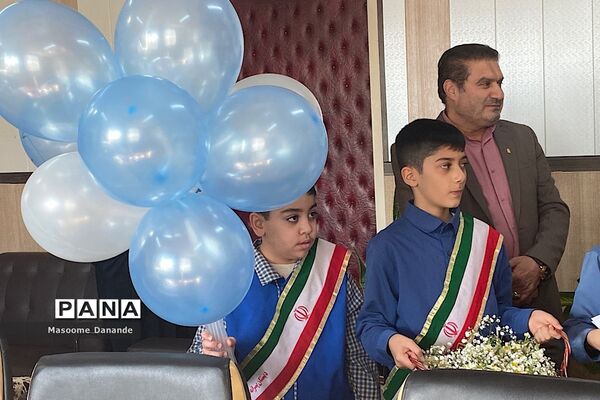 اهدای گل به کارکنان اداره آموزش و پرورش ناحیه یک شهرری به‌مناسبت هفته هوای پاک