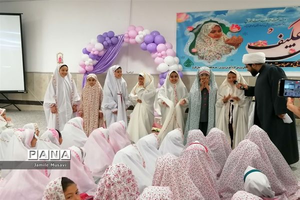 برگزاری مراسم معنوی جشن عبادت دانش‌آموزان دختر شهر فاروج در حوزه علمیه فاطمیه