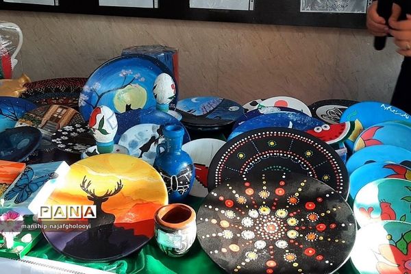 بازارچه هنرهای دستی کار و فناوری در مدرسه شهید شرافت بهارستان دو