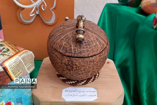بازارچه هنرهای دستی کار و فناوری در مدرسه شهید شرافت بهارستان دو