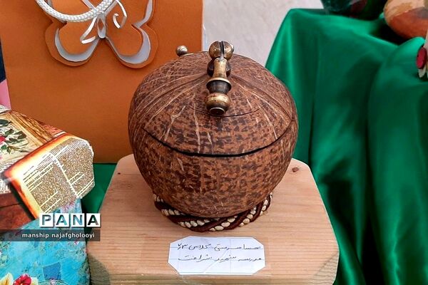بازارچه هنرهای دستی کار و فناوری در مدرسه شهید شرافت بهارستان دو
