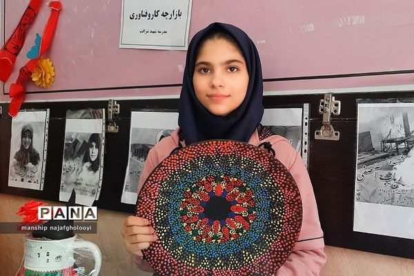 بازارچه هنرهای دستی کار و فناوری در مدرسه شهید شرافت بهارستان دو