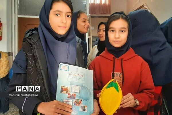 بازارچه هنرهای دستی کار و فناوری در مدرسه شهید شرافت بهارستان دو