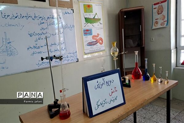 حضور دانش‌آموزان دبیرستان نگین علم و هنر در آزمایشگاه زیست پژوهشسرای دانش‌آموزی شهریار