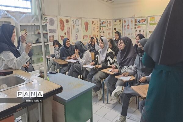 حضور دانش‌آموزان دبیرستان نگین علم و هنر در آزمایشگاه زیست پژوهشسرای دانش‌آموزی شهریار