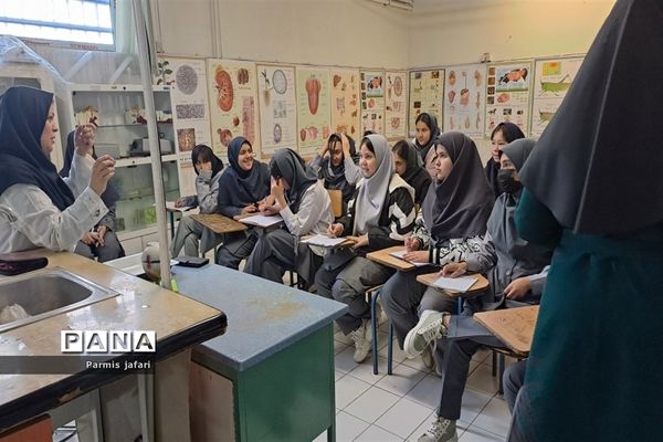حضور دانش‌آموزان دبیرستان نگین علم و هنر در آزمایشگاه زیست پژوهشسرای دانش‌آموزی شهریار