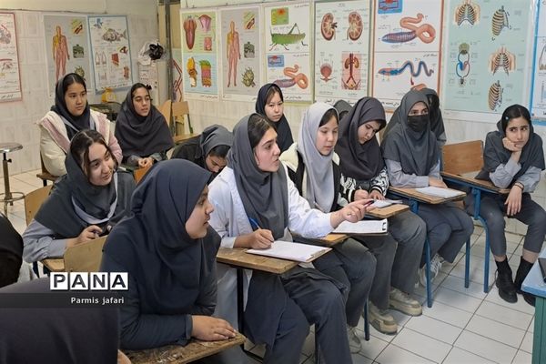 حضور دانش‌آموزان دبیرستان نگین علم و هنر در آزمایشگاه زیست پژوهشسرای دانش‌آموزی شهریار