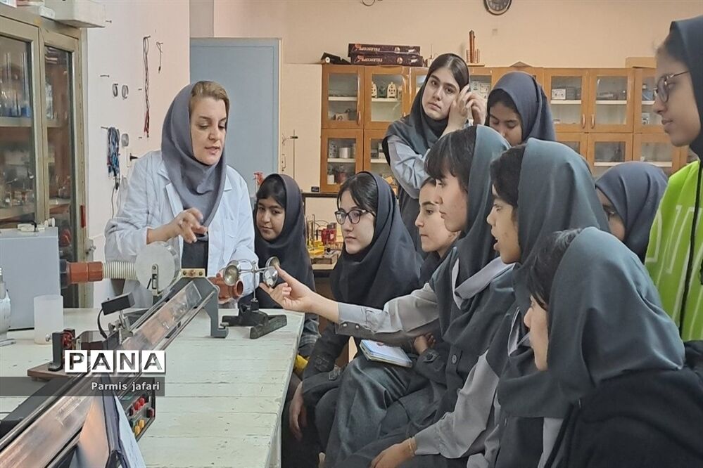 حضور دانش‌آموزان دبیرستان نگین علم و هنر در آزمایشگاه زیست پژوهشسرای دانش‌آموزی شهریار