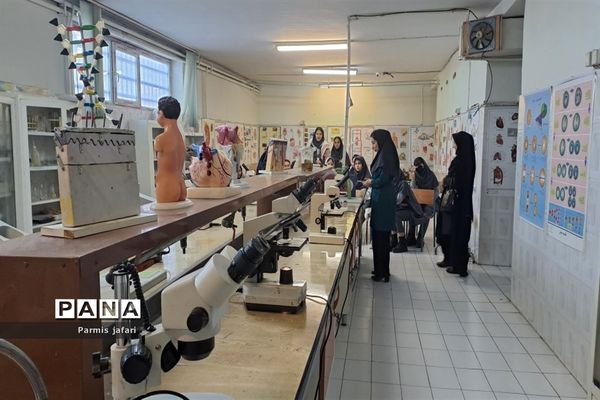 حضور دانش‌آموزان دبیرستان نگین علم و هنر در آزمایشگاه زیست پژوهشسرای دانش‌آموزی شهریار
