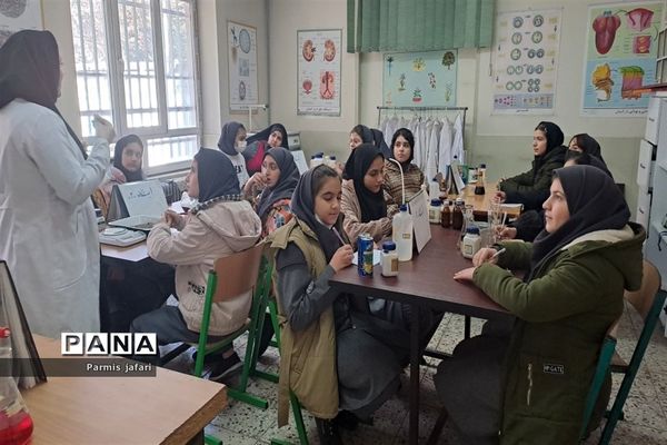 حضور دانش‌آموزان دبیرستان نگین علم و هنر در آزمایشگاه زیست پژوهشسرای دانش‌آموزی شهریار