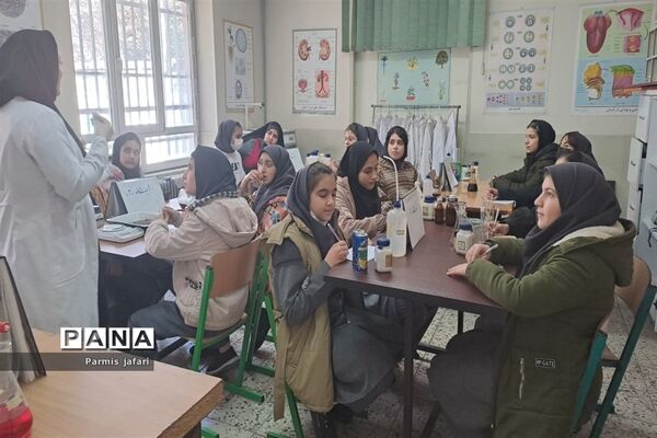 حضور دانش‌آموزان دبیرستان نگین علم و هنر در آزمایشگاه زیست پژوهشسرای دانش‌آموزی شهریار