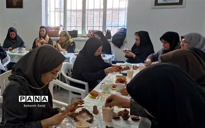 سومین کارگاه توانمند‌سازی هنرهای دستی رشته سفالگری در نیشابور/ فیلم