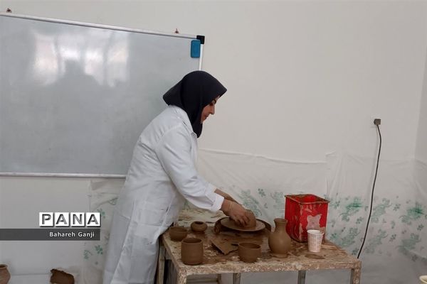 برگزاری سومین کارگاه توانمندی‌سازی هنرهای دستی رشته سفالگری در نیشابور
