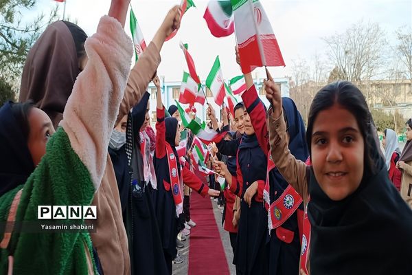 استقبال از افتخارآفرینان مسابقه هندبال مدرسه پنجم مهر ناحیه هفت مشهد