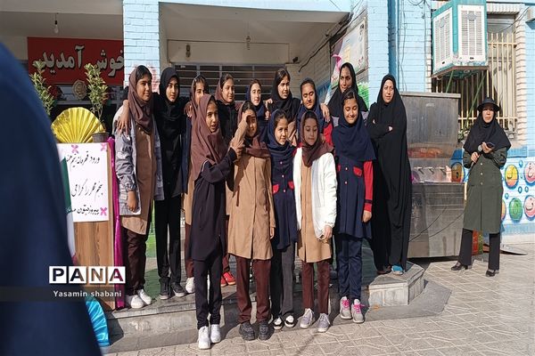 استقبال از افتخارآفرینان مسابقه هندبال مدرسه پنجم مهر ناحیه هفت مشهد