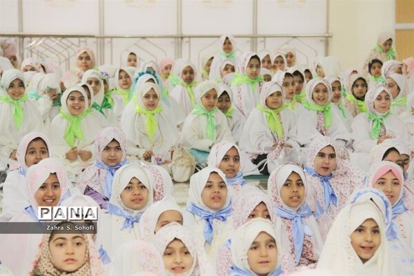 جشن تکلیف 1200 دانش‌آموز مدارس دخترانه غیردولتی در حرم حضرت معصومه(س)
