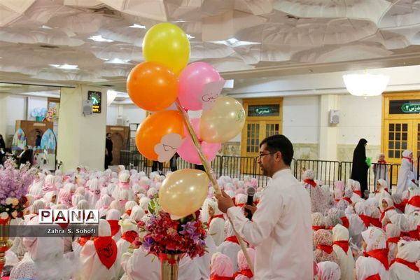 جشن تکلیف 1200 دانش‌آموز مدارس دخترانه غیردولتی در حرم حضرت معصومه(س)