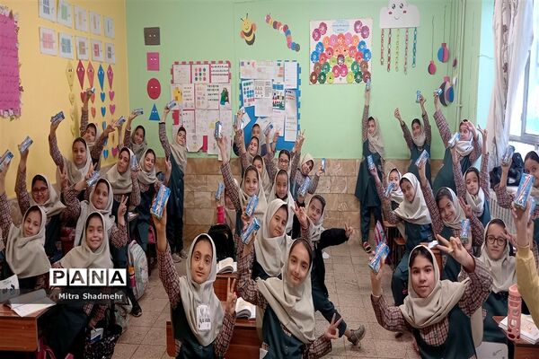 توضیع شیر مدارس در دبستان دخترانه همت