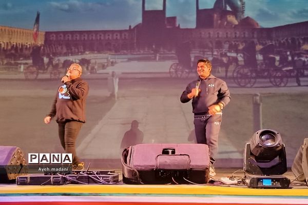 اجتماع ۳۰۰۰ نفری دانش‌آموزان اثرگذار در قالب همایش‌ عظیم‌ رمز‌حضور