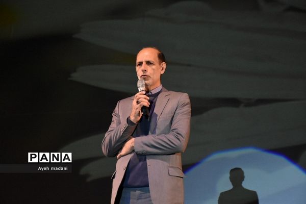 اجتماع ۳۰۰۰ نفری دانش‌آموزان اثرگذار در قالب همایش‌ عظیم‌ رمز‌حضور