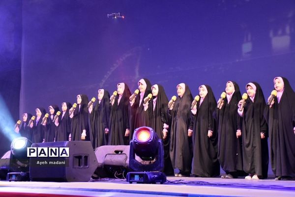 اجتماع ۳۰۰۰ نفری دانش‌آموزان اثرگذار در قالب همایش‌ عظیم‌ رمز‌حضور