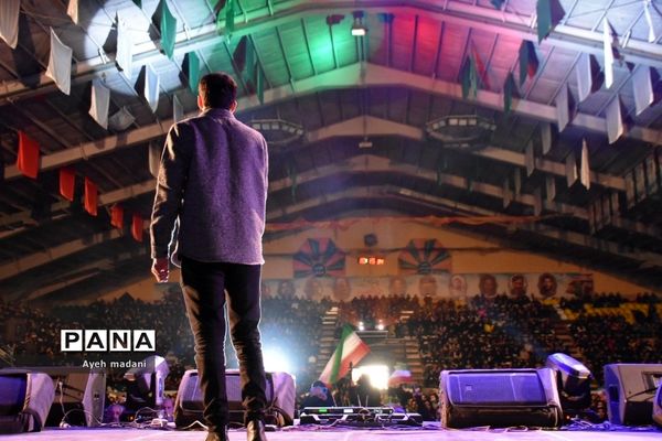 اجتماع ۳۰۰۰ نفری دانش‌آموزان اثرگذار در قالب همایش‌ عظیم‌ رمز‌حضور