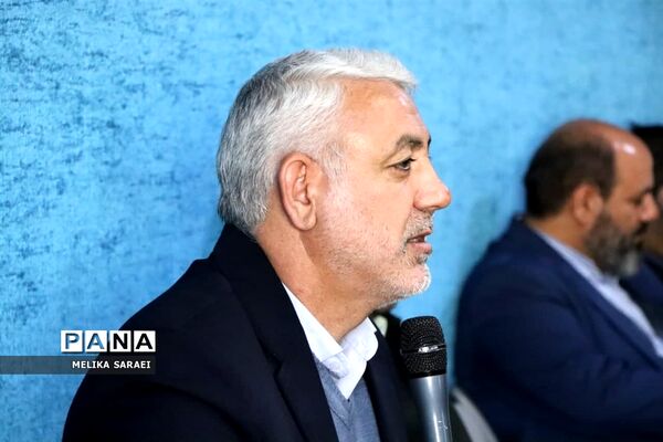 تجلیل دانش آموزان ناحیه یک بهارستان از پاسداران انقلاب اسلامی